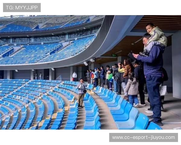 冠军球队基地开放日吸引大批粉丝参观，冠军足球场